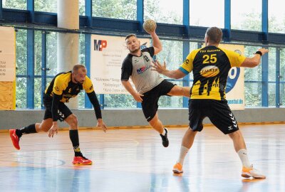 Handball-Derby in Klingenthal: TSV Oelsnitz holt Auswärtssieg - Ken Alex Sicker (SG Handball Oberland, 2) mit dem Wurfversuch auf das Oelsnitzer-Tor im Spiel SG Handball Oberland gegen TSV Oelsnitz. Foto: Johannes Schmidt