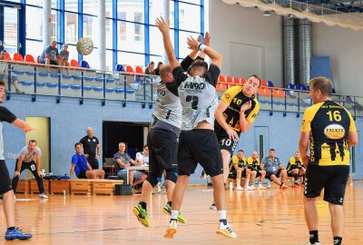 Handball-Derby in Klingenthal: TSV Oelsnitz holt Auswärtssieg - Konrad Grünwald (TSV Oelsnitz I, 10) konnte in dieser Szene den Ball am Doppelblockversuch von Toni Heberlein (SG Handball Oberland, 9) und Tony Hennig (SG Handball Oberland, 3) vorbei werfen. Foto: Johannes Schmidt