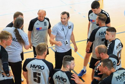 Handball-Derby in Klingenthal: TSV Oelsnitz holt Auswärtssieg - Lars Grohmann (Trainer SG Handball Oberland, A) motiviert seine Mannschaft während eines Timeouts. Foto: Johannes Schmidt