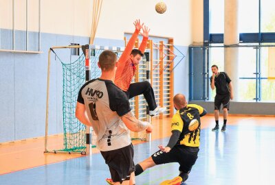 Handball-Derby in Klingenthal: TSV Oelsnitz holt Auswärtssieg - Olaf Meisinger (TSV Oelsnitz I, 8) netzt soeben in das Tor von Marcel Kühn (SG Handball Oberland, 16) ein. Foto: Johannes Schmidt