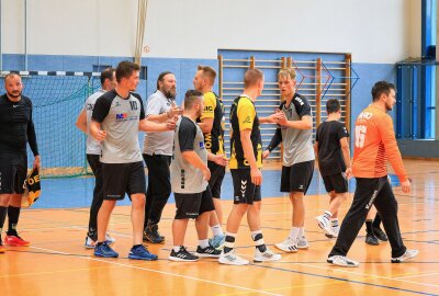 Handball-Derby in Klingenthal: TSV Oelsnitz holt Auswärtssieg - Die beiden Mannschaften klatschen sich nach dem Spiel ab. Foto: Johannes Schmidt