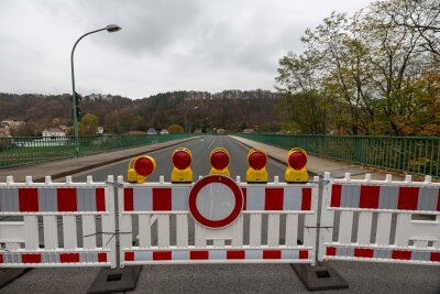 Handwerk sieht sich durch Sperrung der Elbbrücke ausgebremst - Das Handwerk im Oberen Elbtal fühlt sich durch die Sperrung der Brücke in Bad Schandau ausgebremst (Archivbild).