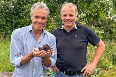 Hannes Jaenicke: "Man muss gewisse Konzerne und auch die Politik konsequent verklagen" - Für seine ZDF-Doku besucht Hannes Jaenicke (links) unter anderem die Wurmfarm von Hans Söhl in Bayern. 