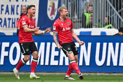 Hannover 96 bringt Magdeburg die erste Heimniederlage bei - Andreas Voglsammer (r) brachte Hannover mit einem Doppelpack früh in Führung.