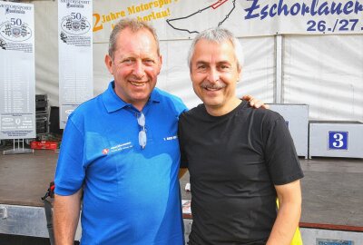 Happy Birthday: Rennfloh Dirk Raudies wird heute 60 Jahre alt - Dirk Raudies zusammen mit dem Clubchef des 1. Auer MSC, ebenfalls im Rahmen des Zschorlauer Dreieckrennens 2014. Foto: Thorsten Horn