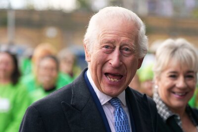 Happy Birthday Your Majesty! König Charles feiert Geburtstag - Mit einem breiten Lächeln traf König Charles bei dem Verteilzentrum für überschüssige Lebensmittel ein. 