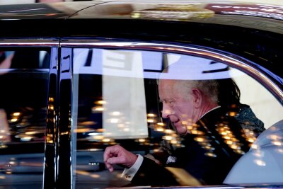 Happy Birthday Your Majesty! König Charles feiert Geburtstag - Traditionell werden am Geburtstag des Königs Kanonenschüsse abgefeuert.