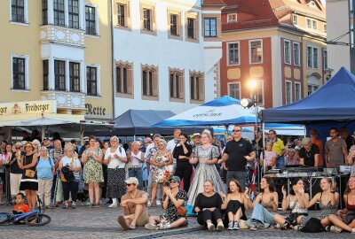 Hardrock, Feuerwerk und leuchtende Elfe: So lief die Nachtschicht in Freiberg - Oberbürgermeister Sven Krüger und die Bergstadtkönig unter den Zuschauern. Foto: Renate Fischer