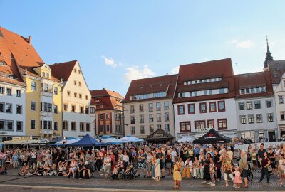 Hardrock, Feuerwerk und leuchtende Elfe: So lief die Nachtschicht in Freiberg - Begeisterte Zuschauer auf dem Obermarkt. Foto: Renate Fischer