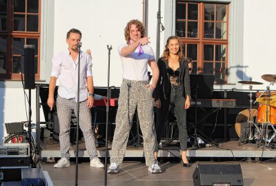 Hardrock, Feuerwerk und leuchtende Elfe: So lief die Nachtschicht in Freiberg - Künstler des Mittelsächsischen Theater zelebrieren ein hinreißendes Eröffnungskonzert. Foto: Renate Fischer