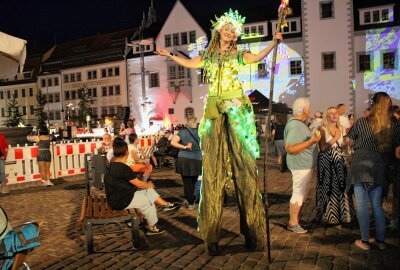 Hardrock, Feuerwerk und leuchtende Elfe: So lief die Nachtschicht in Freiberg - Silva, die leuchtende Waldelfe. Foto: Renate Fischer