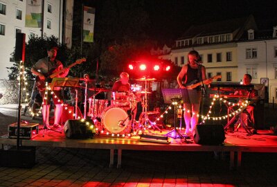 Hardrock, Feuerwerk und leuchtende Elfe: So lief die Nachtschicht in Freiberg - Hardrock auf dem Theaterplatz. Foto: Renate Fischer