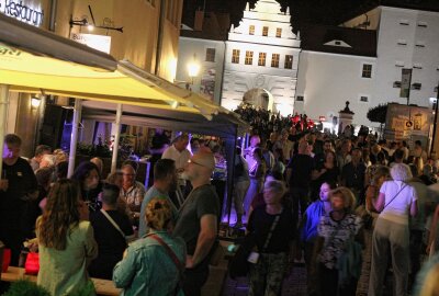 Hardrock, Feuerwerk und leuchtende Elfe: So lief die Nachtschicht in Freiberg - Die Freiberger genießen die Nachtschicht bei warmem Sommerwetter. Foto: Renate Fischer