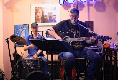 Hardrock, Feuerwerk und leuchtende Elfe: So lief die Nachtschicht in Freiberg - Tolle Livemusik im PUBAGAI. Foto: Renate Fischer