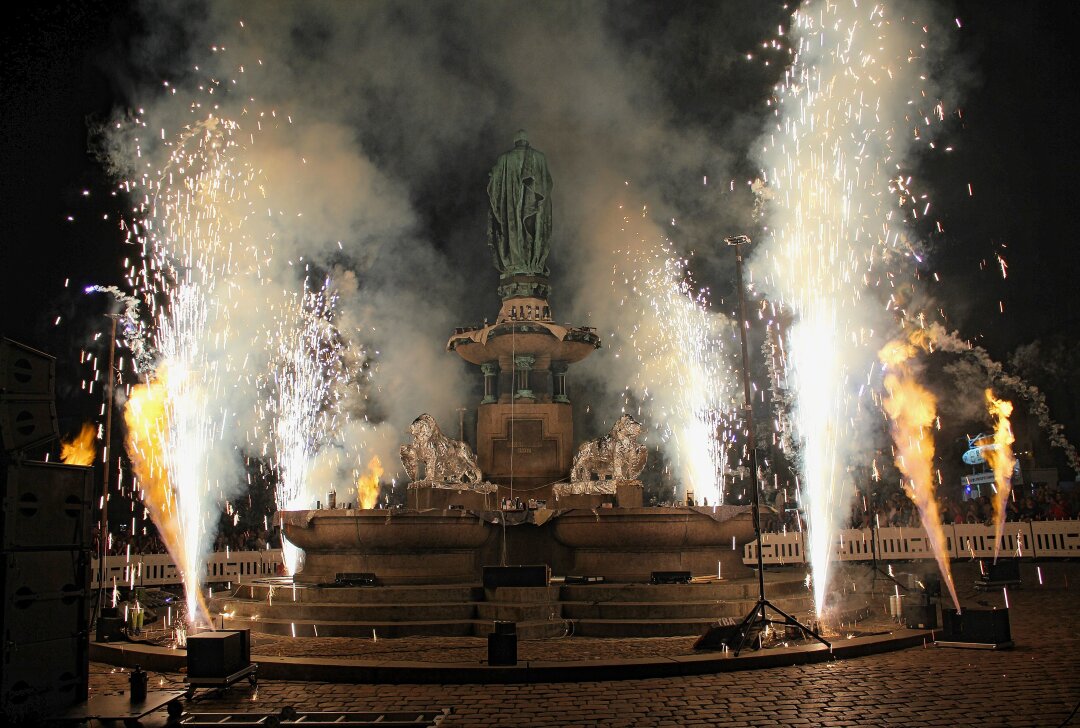 Hardrock, Feuerwerk und leuchtende Elfe: So lief die Nachtschicht in Freiberg - Feuerwerk am Otto. Foto: Renate Fischer