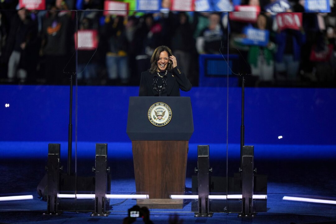 Harris gibt sich in letzter Wahlkampfrede siegessicher - Große Show am Ende eines erbitterten Wahlkampfs: Kamala Harris in Philadelphia.