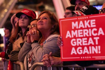 Harris oder Trump? So läuft die US-Wahl - Trump-Fans bei dessen Rede im Madison Square Garden in New York.