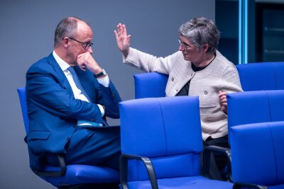 Haßelmann: Rückwärts-Kurs der Union verunsichert Wirtschaft - In der vergangenen Woche sprach Friedrich Merz, CDU Bundesvorsitzender und CDU/CSU Fraktionsvorsitzender in den hinteren Sitzreihen im Bundestag mit Britta Haßelmann, Co-Vorsitzende der Fraktion von Bündnis 90/Die Grünen. (Archivbild)