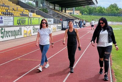 Hat Weltmeisterin Christin Ziehr den Weltrekord geschafft? - 140 Kilometer in 24 Stunden! Christin Ziehr (schwarze Sportkleidung) wurde auf ihrer letzten der 350 Stadionrunden von einigen Unterstützern begleitet. Foto: Karsten Repert