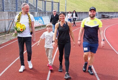 Hat Weltmeisterin Christin Ziehr den Weltrekord geschafft? - 140 Kilometer in 24 Stunden! Christin Ziehr (schwarze Sportkleidung) wurde auf ihrer letzten der 350 Stadionrunden von einigen Unterstützern begleitet. Foto: Karsten Repert