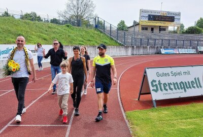 Hat Weltmeisterin Christin Ziehr den Weltrekord geschafft? - 140 Kilometer in 24 Stunden! Christin Ziehr (schwarze Sportkleidung) wurde auf ihrer letzten der 350 Stadionrunden von einigen Unterstützern begleitet. Foto: Karsten Repert