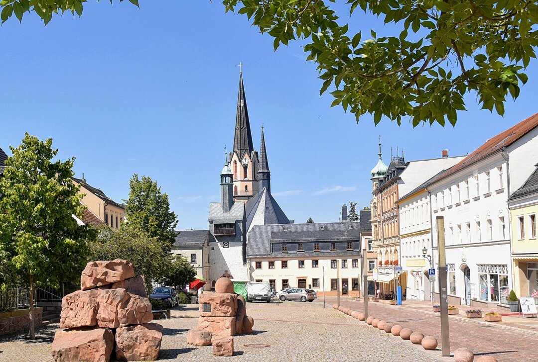 Haushaltssperre: Mittelsächsische Kommune muss harte Maßnahmen ergreifen - Das idyllische Stadtzentrum von Burgstädt: der Marktplatz. Foto: Uwe Schönberner