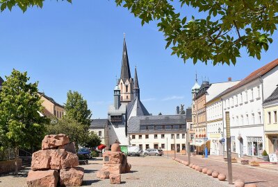 Haushaltssperre: Mittelsächsische Kommune muss harte Maßnahmen ergreifen - Das idyllische Stadtzentrum von Burgstädt: der Marktplatz. Foto: Uwe Schönberner