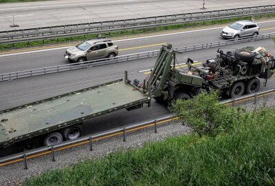 Havarierter Militärkonvoi blockiert die A4 - Ein havarierter Militärkonvoi blockierte die A4. Foto: Roland Halkasch