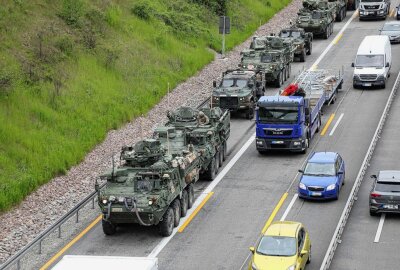 Havarierter Militärkonvoi blockiert die A4 - Ein havarierter Militärkonvoi blockierte die A4. Foto: Roland Halkasch