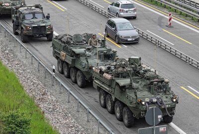 Havarierter Militärkonvoi blockiert die A4 - Ein havarierter Militärkonvoi blockierte die A4. Foto: Roland Halkasch