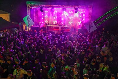 Hawaiianisches Flair und pulsierende Beats: 21. "Krach am Bach" in Berthelsdorf - Impressionen vom diesjährigen Krach am Bach. Fotos: Erik Hoffmann