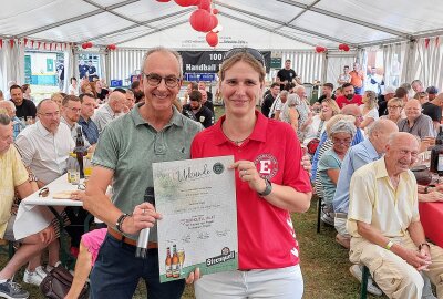 HC Einheit Plauen bedankt sich bei über 30 Partnern - Thomas Münzer überreichte an Sabrina Lukas die Förderurkunde von "Sternquell hilft" fürs Kinderfest. Fotos: Karsten Repert