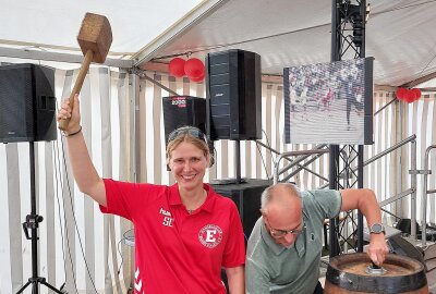 HC Einheit Plauen bedankt sich bei über 30 Partnern - Gleich ihr erster Fassanstich klappte: Sabrina Lukas hat mit dem doppelten Doppelwumms für Freibier gesorgt. Fotos: Karsten Repert