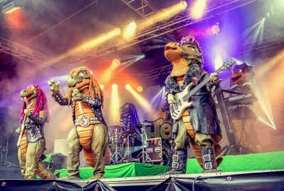 Heavysaurus: Vier Dinos und ein Drache rocken mit den Kids - Heavysaurus ist auf "Pommesgabel"-Tour. Foto: m2 music/ Markus Müller