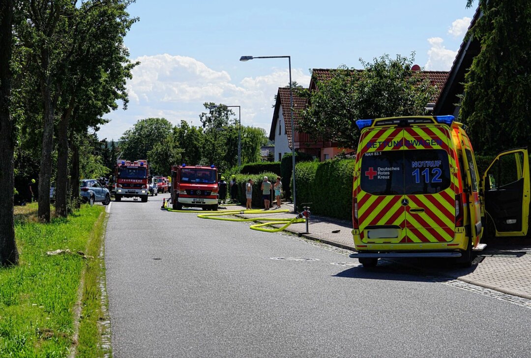 Heckenbrand droht auf Garage überzugreifen - In Threna kam es am Nachmittag zu einem Heckenbrand. Foto: xcitepress