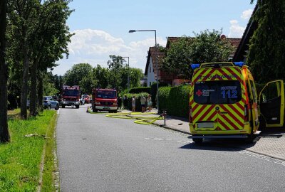 Heckenbrand droht auf Garage überzugreifen - In Threna kam es am Nachmittag zu einem Heckenbrand. Foto: xcitepress