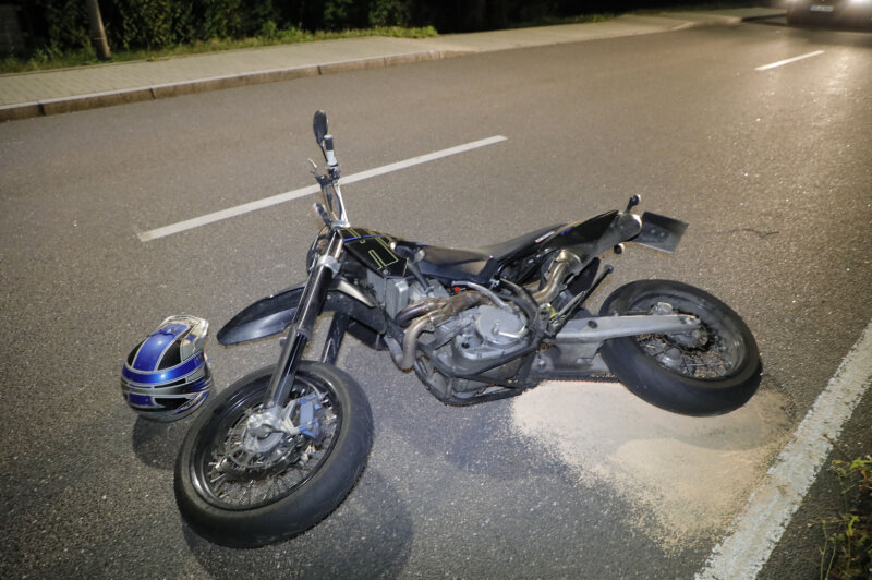 Heftiger Crash: Biker In Chemnitz Schwer Verletzt | Blick - Chemnitz