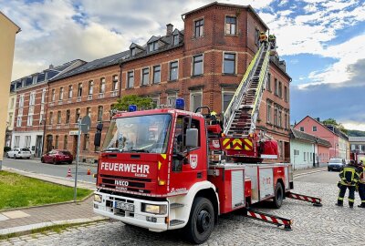 Heftiger Sturm in Aue: Feuerwehr entfernt herunterhängende Dachpappe - Eine lose Dachpappe sorgt für einen Feuerwehreinsatz. Fotos: Daniel Unger