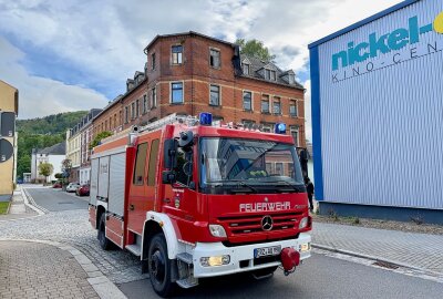 Heftiger Sturm in Aue: Feuerwehr entfernt herunterhängende Dachpappe - Eine lose Dachpappe sorgt für einen Feuerwehreinsatz. Fotos: Daniel Unger