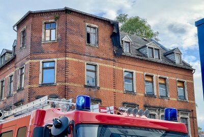 Heftiger Sturm in Aue: Feuerwehr entfernt herunterhängende Dachpappe - Eine lose Dachpappe sorgt für einen Feuerwehreinsatz. Fotos: Daniel Unger