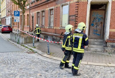 Heftiger Sturm in Aue: Feuerwehr entfernt herunterhängende Dachpappe - Eine lose Dachpappe sorgt für einen Feuerwehreinsatz. Fotos: Daniel Unger