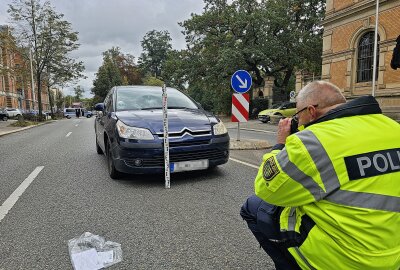 Heftiger Unfall in Zwickau: Junge Fußgängerin wird schwer verletzt - Unfall mit einer jungen Fußgängerin endet mit schweren Verletzungen. Foto: Mike Müller