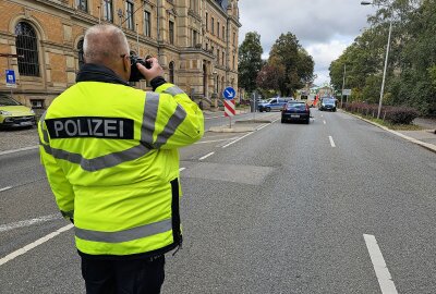 Heftiger Unfall in Zwickau: Junge Fußgängerin wird schwer verletzt - Unfall mit einer jungen Fußgängerin endet mit schweren Verletzungen. Foto: Mike Müller