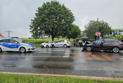 Heftiger Verkehrsunfall an Kreuzung in Werdau: Eine Person schwer verletzt - Am Freitagvormittag kam es zu einem Verkehrsunfall in Steinpleis. Foto: Mike Müller