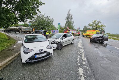 Heftiger Verkehrsunfall an Kreuzung in Werdau: Eine Person schwer verletzt - Insgesamt waren fünf Menschen beteiligt. Daher machten sich umgehend zahlreiche Rettungsfahrzeuge auf den Weg zur Unfallstelle. Foto: Mike Müller