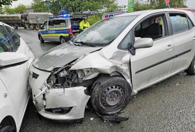 Heftiger Verkehrsunfall an Kreuzung in Werdau: Eine Person schwer verletzt - Insgesamt waren fünf Menschen beteiligt. Daher machten sich umgehend zahlreiche Rettungsfahrzeuge auf den Weg zur Unfallstelle. Foto: Mike Müller