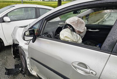 Heftiger Verkehrsunfall an Kreuzung in Werdau: Eine Person schwer verletzt - Insgesamt waren fünf Menschen beteiligt. Daher machten sich umgehend zahlreiche Rettungsfahrzeuge auf den Weg zur Unfallstelle. Foto: Mike Müller