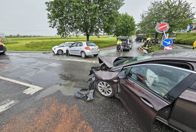 Heftiger Verkehrsunfall an Kreuzung in Werdau: Eine Person schwer verletzt - Insgesamt waren fünf Menschen beteiligt. Daher machten sich umgehend zahlreiche Rettungsfahrzeuge auf den Weg zur Unfallstelle. Foto: Mike Müller