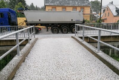 Heftiges Unwetter in Neudorf - Gegen 14 Uhr gab es in Neudorf ein heftiges Unwetter mit Hagel und Schnee. Foto: Thomas Fritzsch