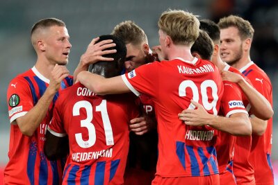 Heidenheim bleibt in Europa auf Erfolgskurs - Die Spieler des 1. FC Heidenheim freuen sich über den Führungstreffer